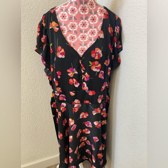 Floral V-Neck Dress City Chic - Picture 1 of 3